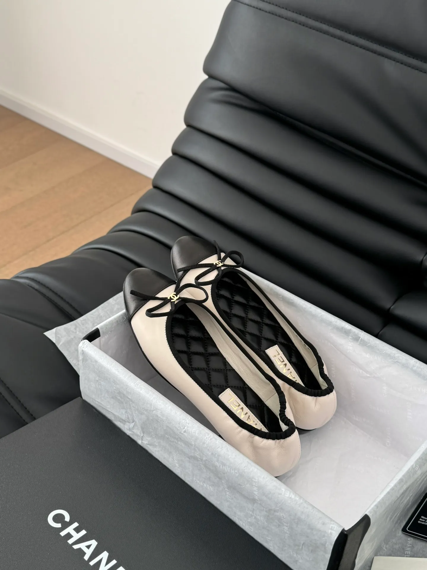 👟👟Ex-factory price 520👟👟 Chanel Xiaoxiang 25C new bow shoe series, original 1:1 replica, a classic among classics. It is perfect whether paired with trousers or skirts. The small round toe design is very good at modifying the foot shape. A must-have for little fairies! The upper is made of imported lambskin, the lining is made of top-grade mixed sheepskin, and the outsole is imported Italian cowhide. Size: 35-39 (40/41/42/43 customized)